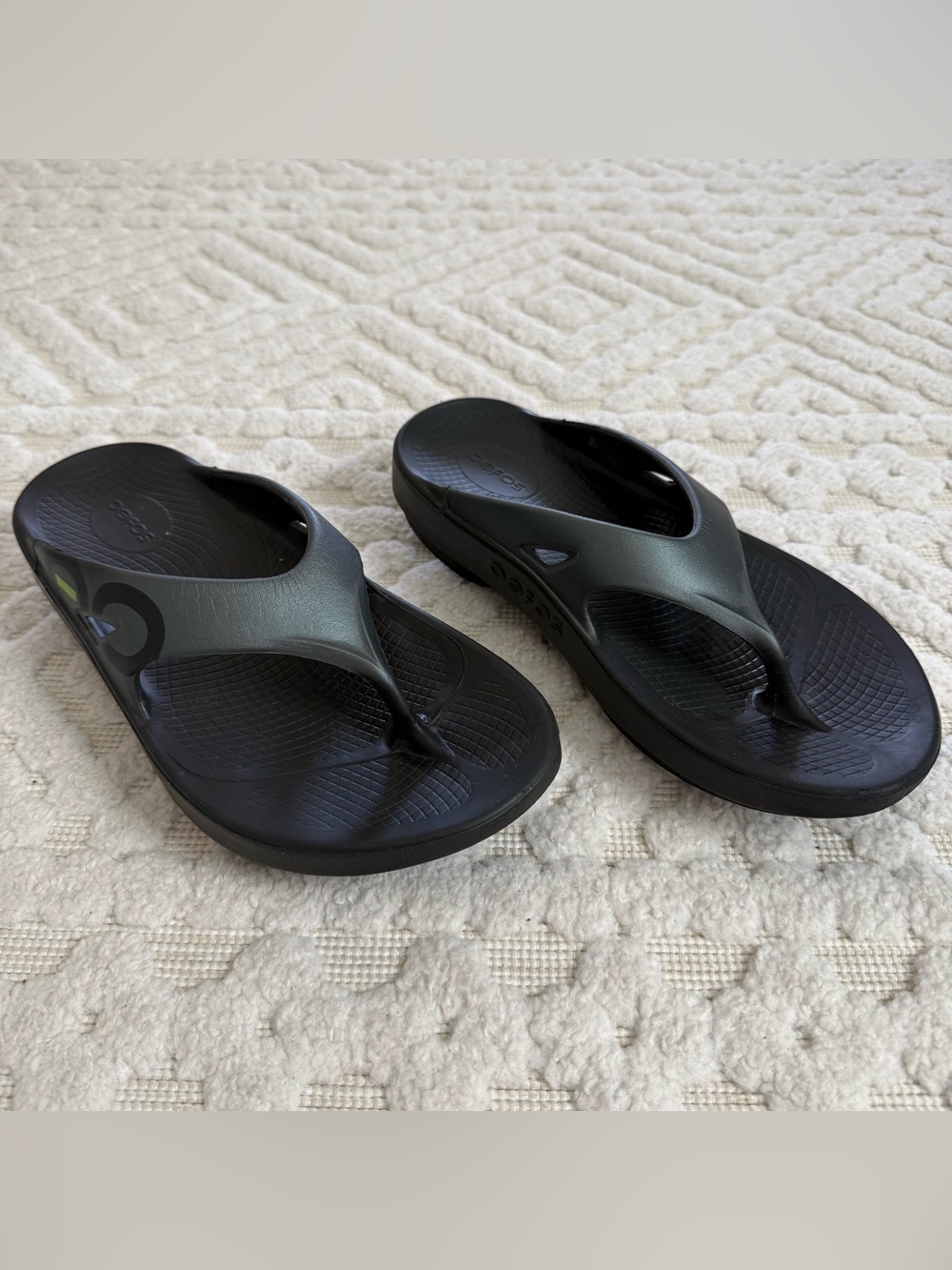 OOFOS Black Recovery Flip Flops Men’s 8 Women’s 10 Comfort Walking Sandals